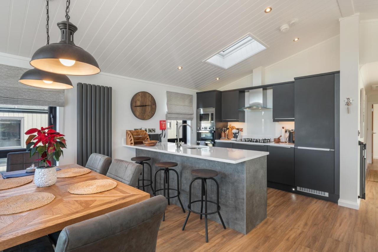 Hiraeth - Luxury Lodge With Hot Tub, Close To Beach Penally Екстериор снимка