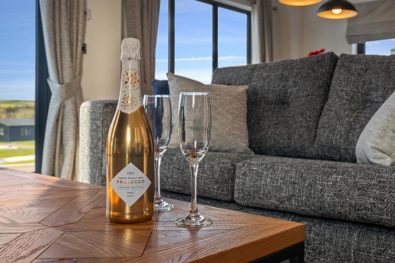 Hiraeth - Luxury Lodge With Hot Tub, Close To Beach Penally Екстериор снимка