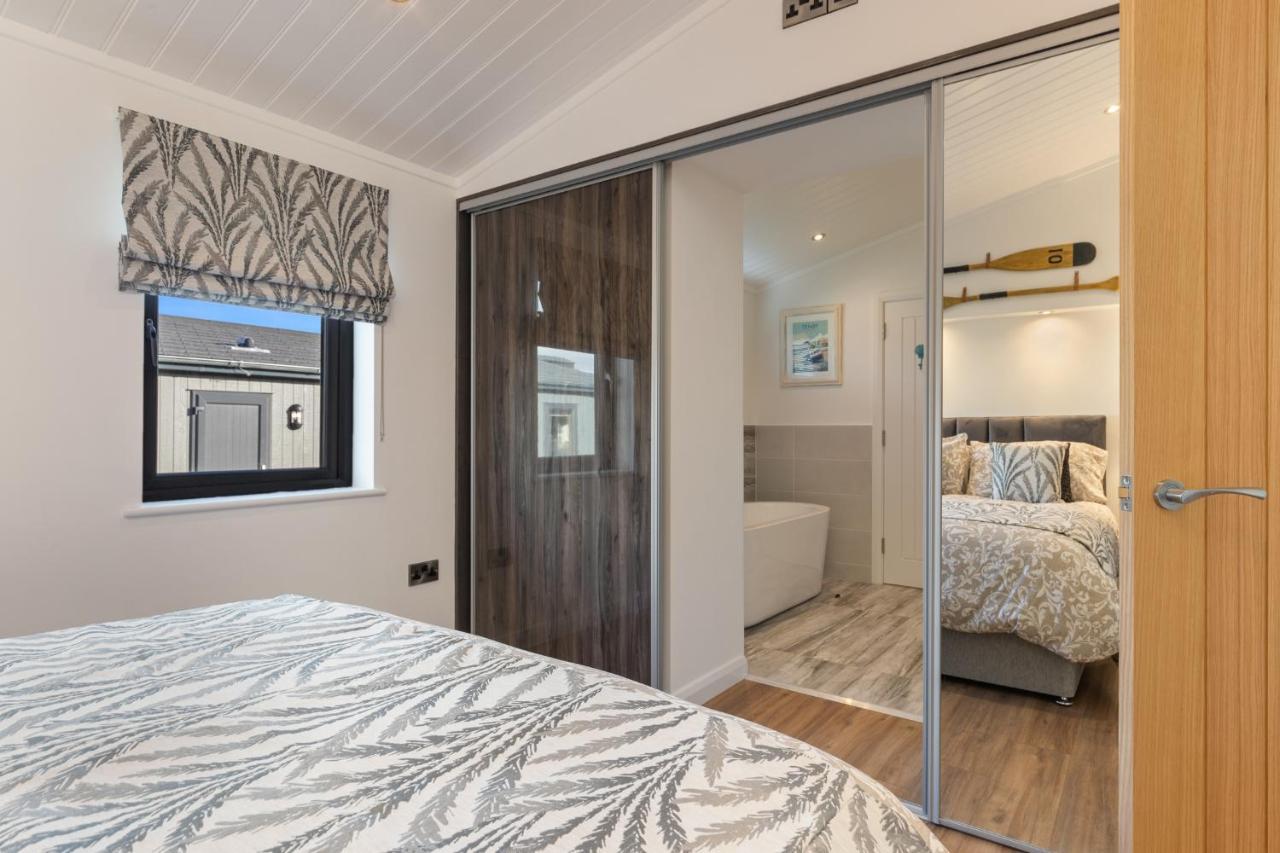 Hiraeth - Luxury Lodge With Hot Tub, Close To Beach Penally Екстериор снимка