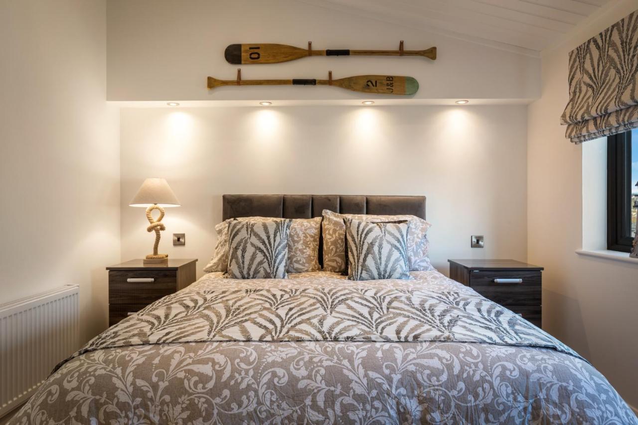 Hiraeth - Luxury Lodge With Hot Tub, Close To Beach Penally Екстериор снимка